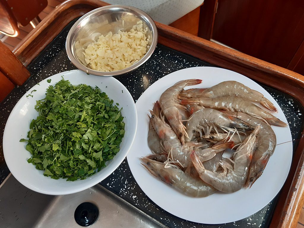 krevety, krevety na olivovém oleji, krevety s česnekem, olivový olej, petrželová nať, vaření na dovolené, vaření na plachetnici, vaření na lodi, úprava krevet