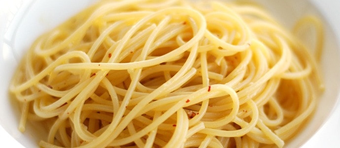 špagety, špagety alio olio, recepty na lodi, recepty na palubě, jídlo na dovolené, jak vařit na dovolené